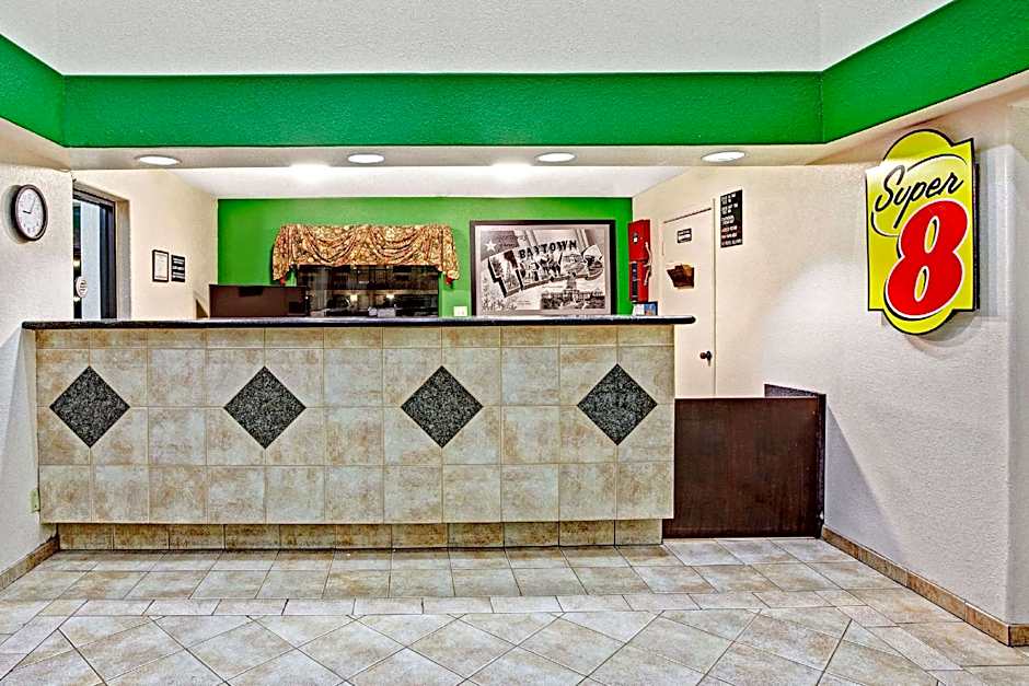 Super 8 by Wyndham Baytown / I-10