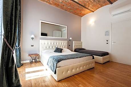 Triple room-Comfort-Ensuite with Shower-Street View