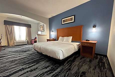 King Suite with Tub - Accessible/Non-Smoking