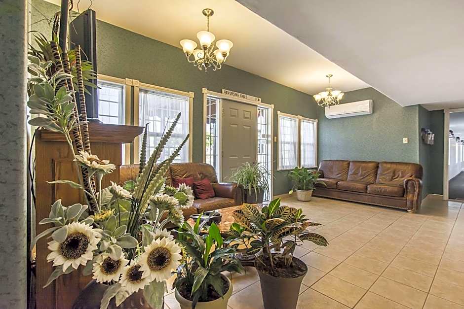 Econo Lodge Inn & Suites