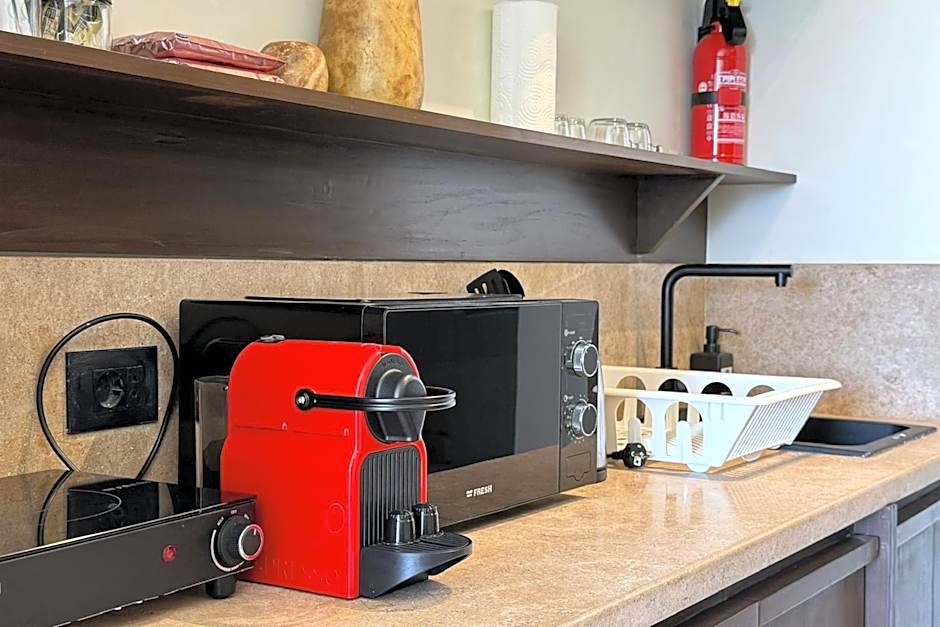 The Pyramids Horizon Studio w Bathtub