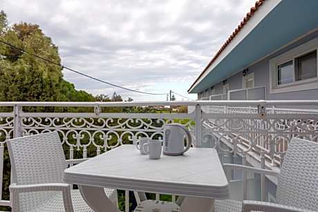 Family Room Upper Floor Garden View