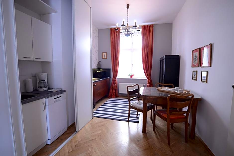 Crystal Suites Old Town