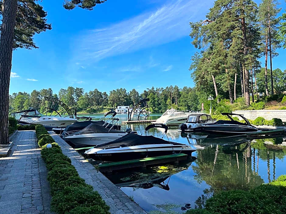 Oficerski Yacht Club