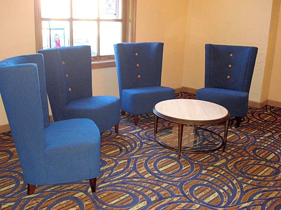 The Chateau Bloomington Hotel And Conference Center