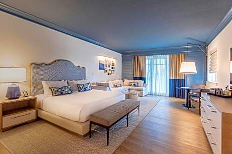 Deluxe King Room with Sofa Bed and City View - Mobility and Hearing Accessible with Tub