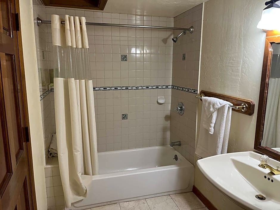 Whispering Pines Lodge