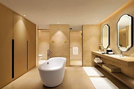 Executive Suite, Club Lounge Access, 1 King Bed  - INR 1000 F&B Credit, 1+1 on Selected Beverages (Happy Hours 17:00 -19:00 Hrs)