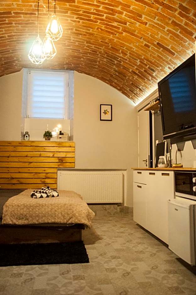 UNDERGROUND Jacuzzi Rooms