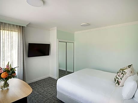 Accessible 1 King Bed