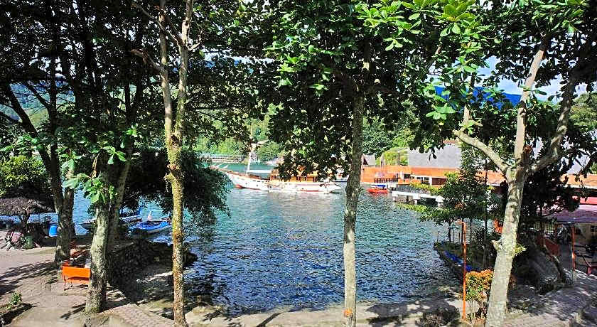 Pandu Lakeside Parapat Hotel