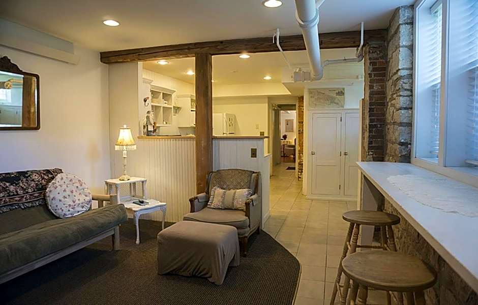 Alexander Mansion  Bed and Breakfast