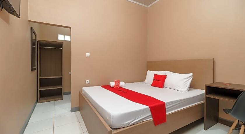 RedDoorz Syariah @ Bulak Kapal