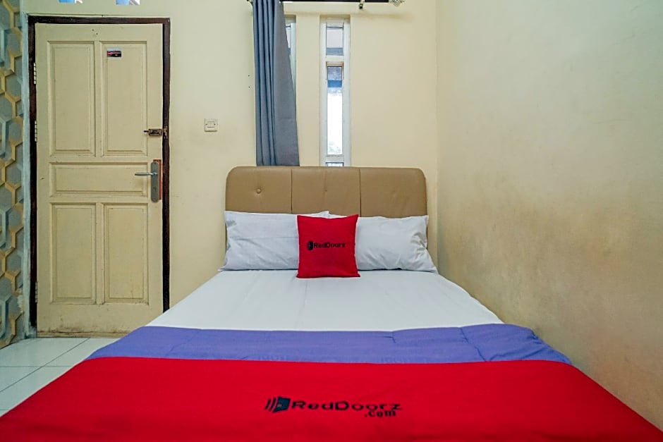 RedDoorz near Alun Alun Batu