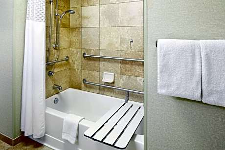 2 QUEENS MOBILITY/HEARING ACCESS TUB NOSMOK