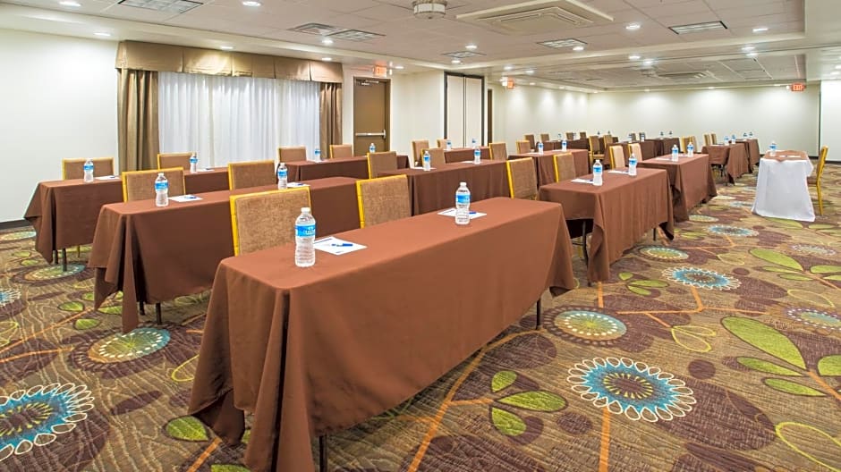 Holiday Inn Express & Suites Wyomissing, an IHG Hotel