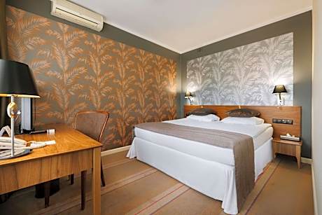 Queen Suite with Two Single Beds with access to the wellness and fitness area