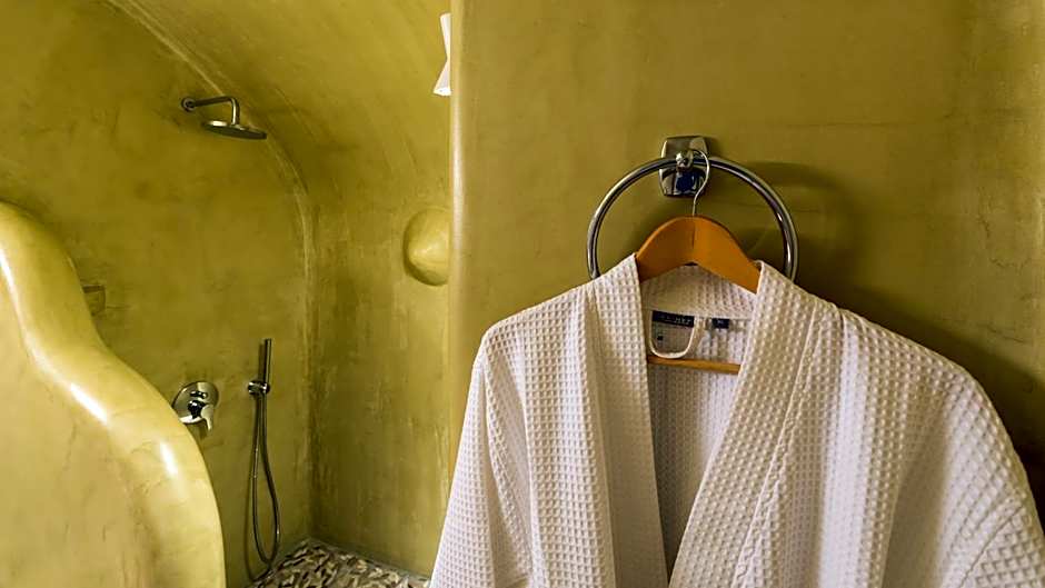 Kima Oia Suites