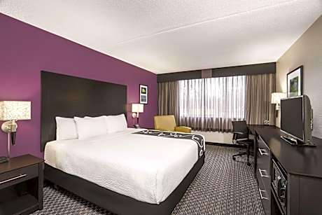 King Room with Roll-In Shower - Mobility Accessible/Non-Smoking