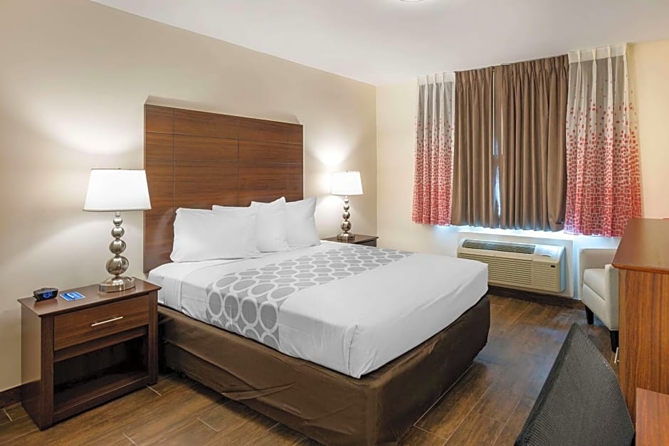 Downtown Hollywood Gardens Inn & Suites