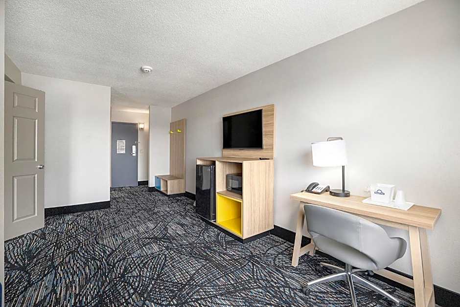 Days Inn & Suites by Wyndham Norton Shores/Muskegon