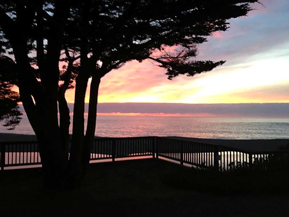 Gualala Surf Inn on the ocean bluff