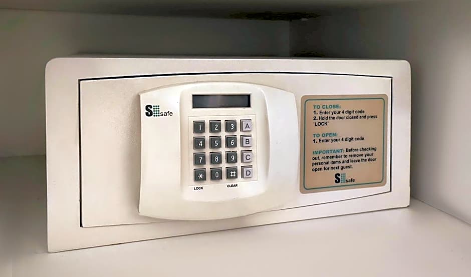 DELUXE NEWPORT HOTEL