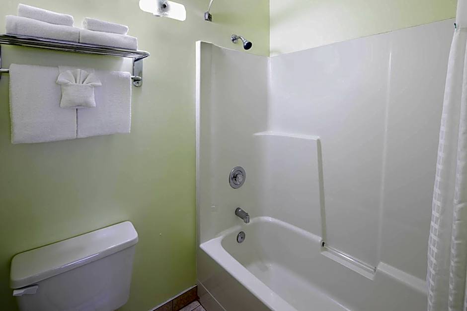 Travelodge by Wyndham Golden Sportsman Lodge