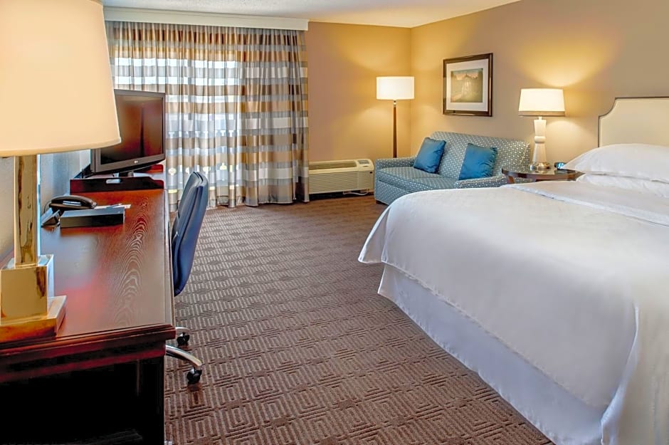 Sheraton Westport Lakeside Chalet