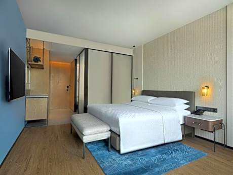 Premium King Room with City View