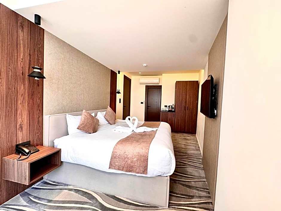 New MerryLand Hotel