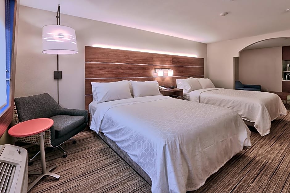 Holiday Inn Express & Suites Portales By IHG