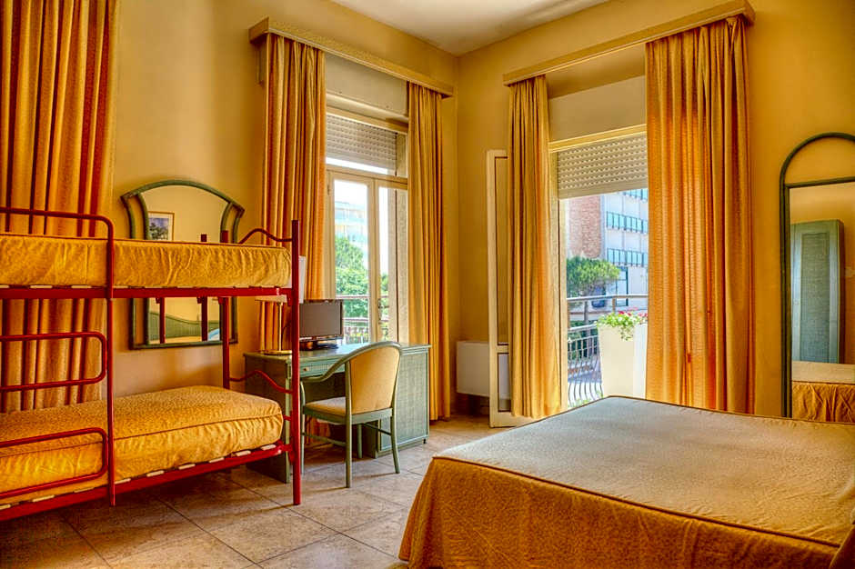 Hotel AMALFI & Restaurant Karaoke Bar