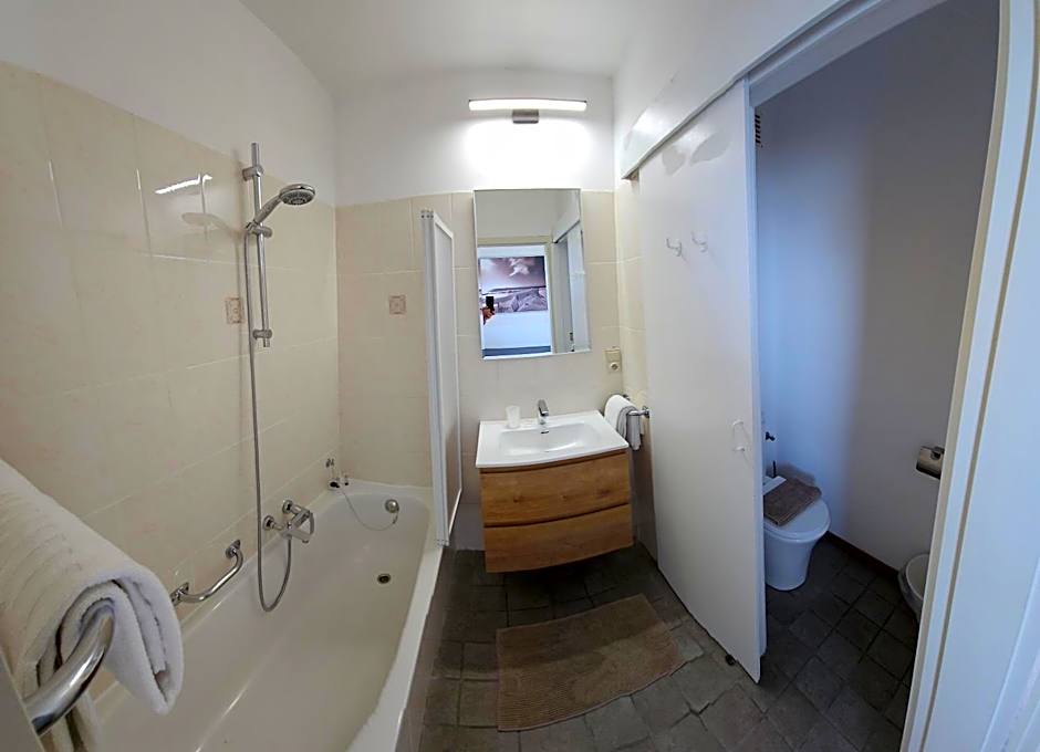 Hotel Westendia and Free Parking Top Breakfast