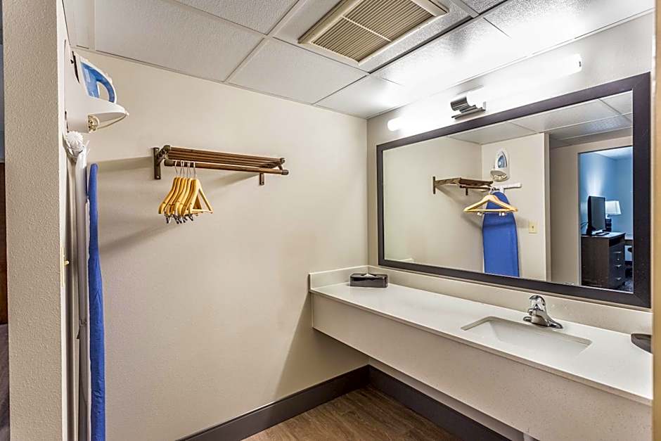 EverSpring Inn and Suites