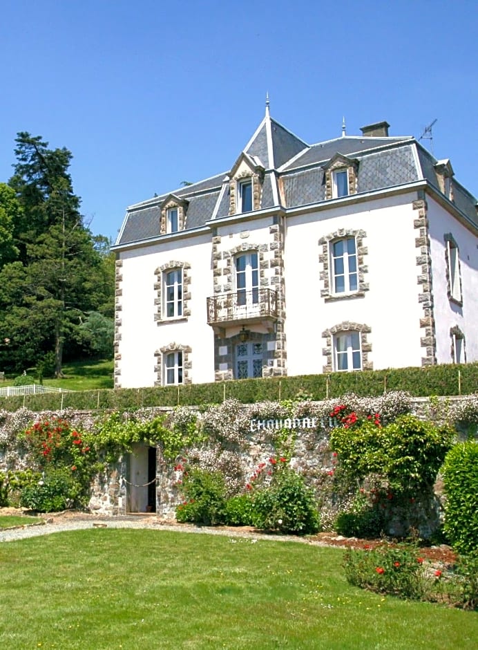 Maison d'hôtes et gîtes La Chouannerie à côté du parc du Puy duFou