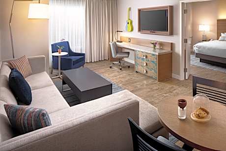 1 King 1 Bedrm Ste Comm Access Roll Shwr