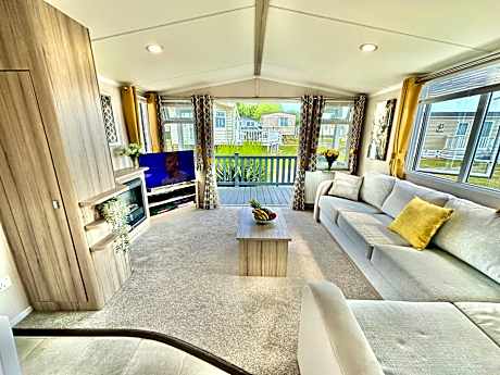 272 Wilksworth Caravan Park - Two Bedroom - Pool Access