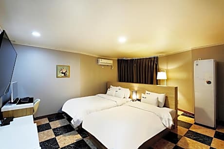 Superior Twin Room - Free Breakfast for 2 people (Not provided on Monday)