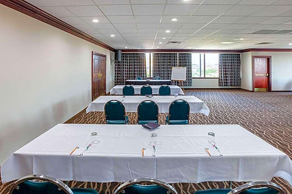 Quality Inn & Suites Cincinnati Downtown