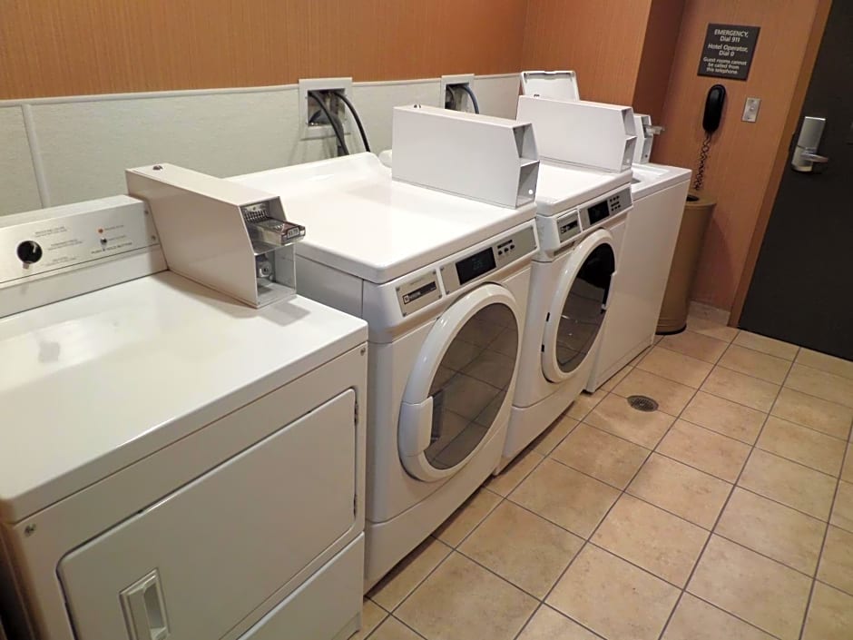 Hampton Inn and Suites Bakersfield / Highway 58