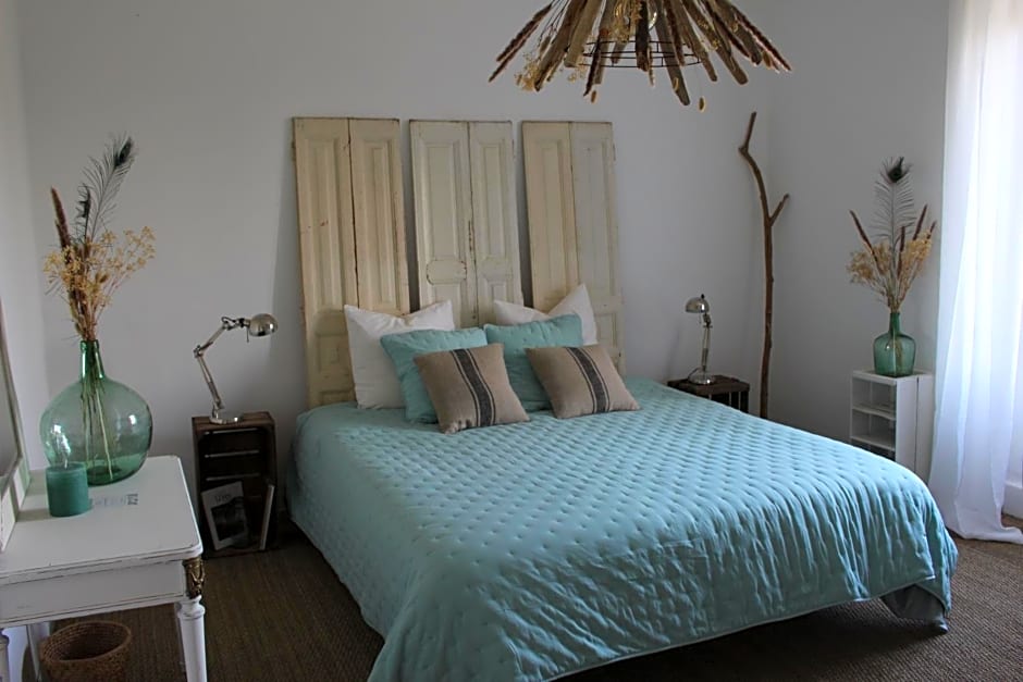 Les Romarins B&B, 10 min d'Uzès, piscine et grand jardin, Table d'hôte