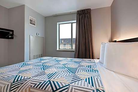 1 QUEEN BED | NON-SMOKING KITCHEN