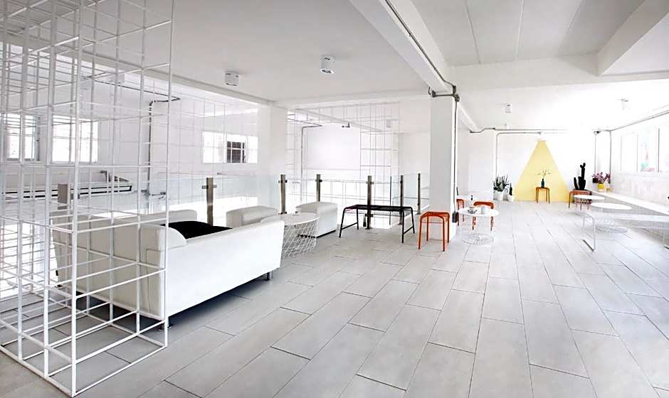 Flat White Cafe x Poshtel