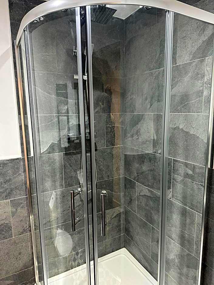 Adam Court Apartments - PE1 - Contractor Friendly - Choice of Studios or 1 Bed Apartments - Free Parking - Sofa Beds - Sky TV - Full Kitchen - Washer Dryer - WiFi