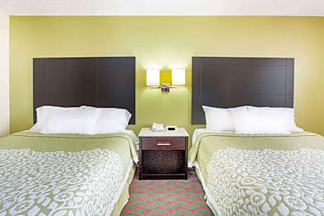 2 Queen Beds Pet-Friendly Non-Smoking