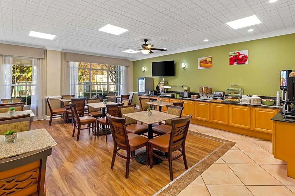 Quality Inn Fayetteville Near Historic Downtown Square