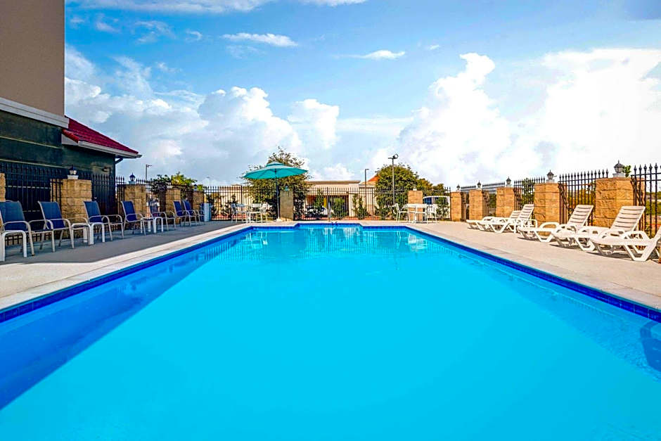 La Quinta Inn & Suites by Wyndham Alvarado