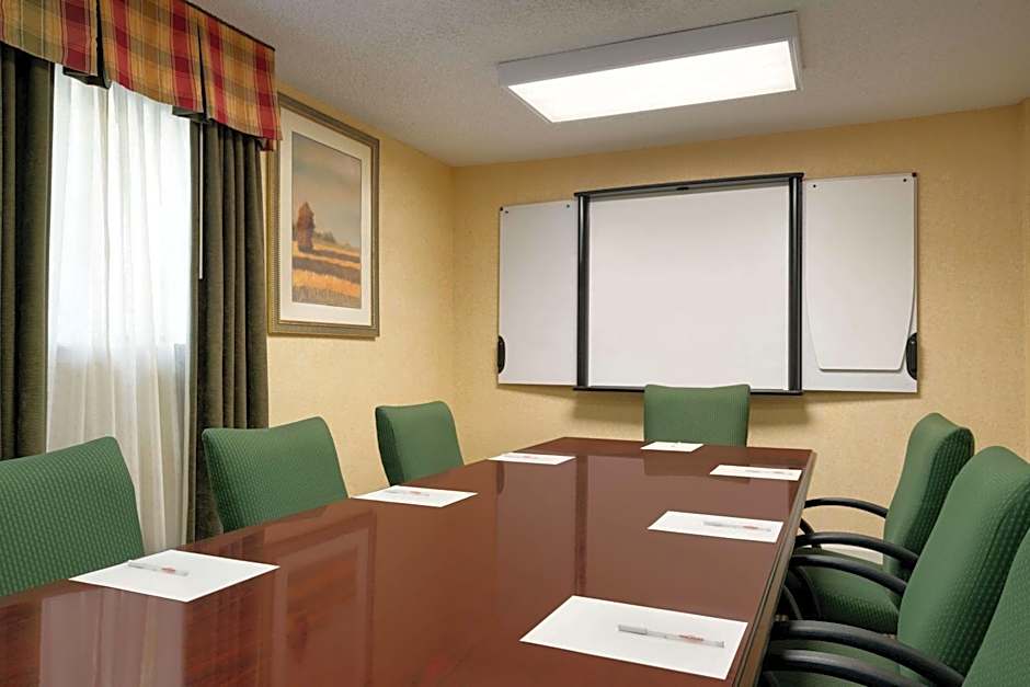 Hawthorn Suites by Wyndham Tinton Falls