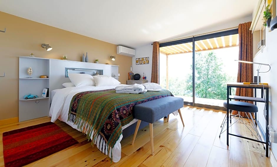 Chalet de charme climatisé, son Jacuzzi - SPA privatif et la piscine de la Maison Bleue du Gers